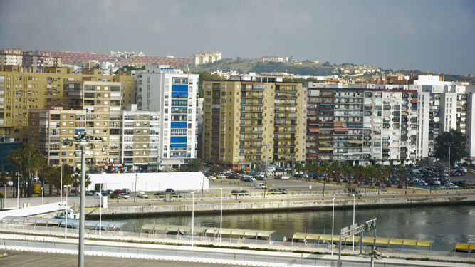Varios edificios frente al Puerto de Algeciras.