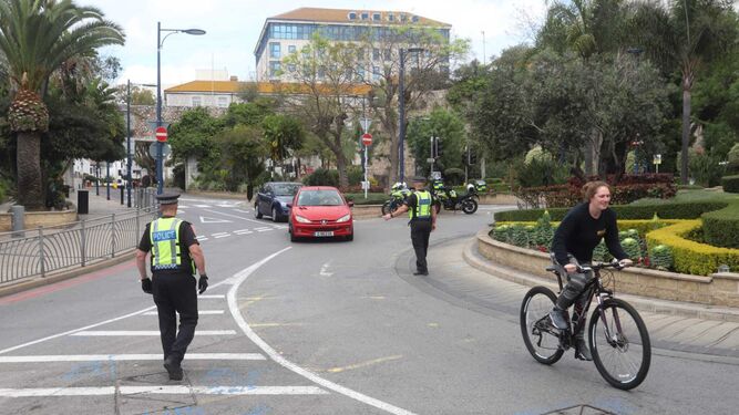 Un control de la Policía de Gibraltar para controlar que ningún ciudadano se salta el confinamiento obligatorio