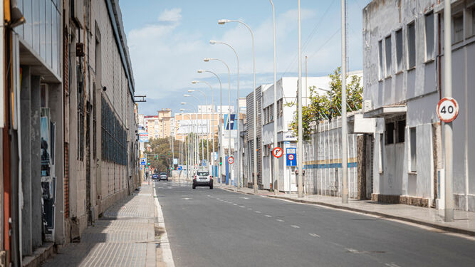 Negocios cerrados en la Zona Franca de Cádiz.