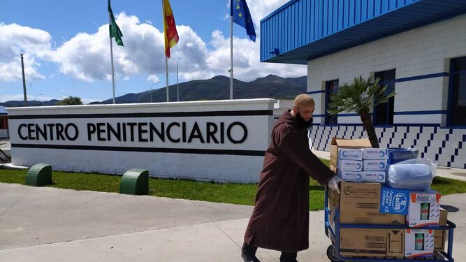 La entrega del material en el centro penitenciario de Botafuegos