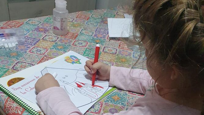 Una niña realiza un dibujo de La Columna de Algeciras.