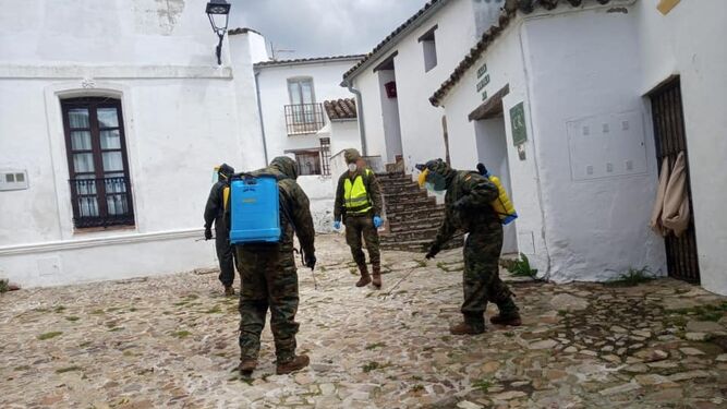 El Ejército realiza labores de desinfección en Castellar de la Frontera