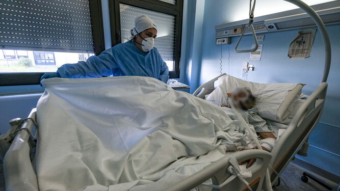 Un enfermo de coronavirus, necesitado de respirador, en Casamaggiore, Italia.