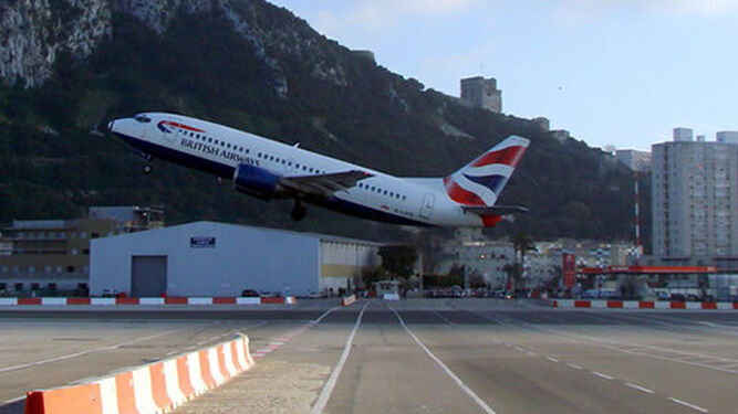 Un avión de British Airways despega del aeropuerto de Gibraltar