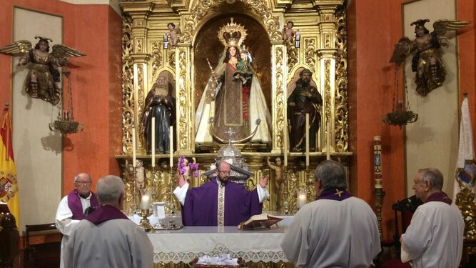 Los frailes carmelitas de San Fernando concelebran una eucaristía todas las mañanas a las ocho. a los pies de la Virgen.