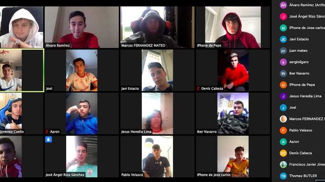 Captura de una reunión por internet de un equipo de base del Algeciras.
