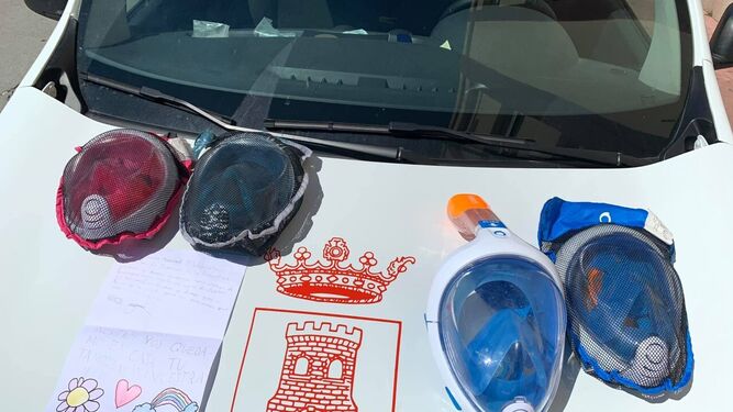 Las cuatro máscaras de snorkel donadas a la Policía de La Línea.