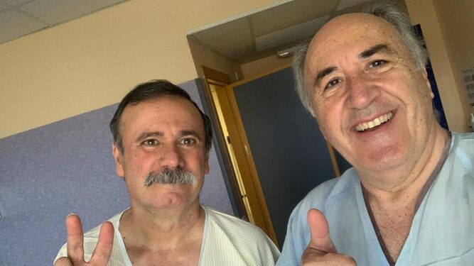 El alcalde (d), junto a su compañero de habitación, Manuel, durante su hospitalización
