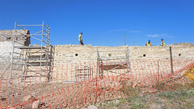Labores de reconstrucción de un muro del Fuerte de Isla Verde, el pasado marzo.