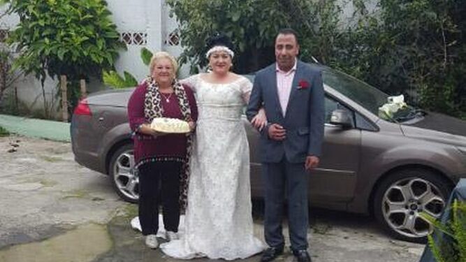 Los novios, junto a la madre de la novia, con su tarta de cumpleaños en las manos