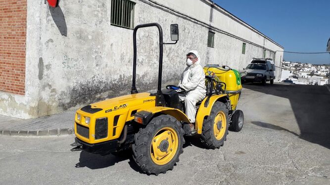 Uno de los vehículos agrarios utilizados en los trabajos de desinfección de Trebujena.