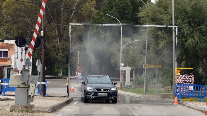 Un vehículo pasa bajo el arco desinfectante en Castellar, este miércoles.