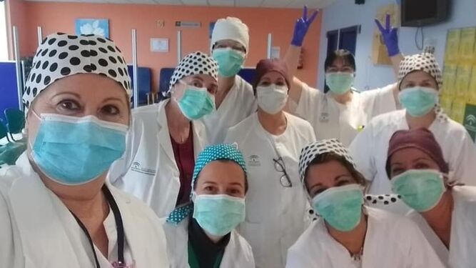 Colaboradoras de la plataforma están confeccionando gorros de protección para el personal del Hospital de Jerez.