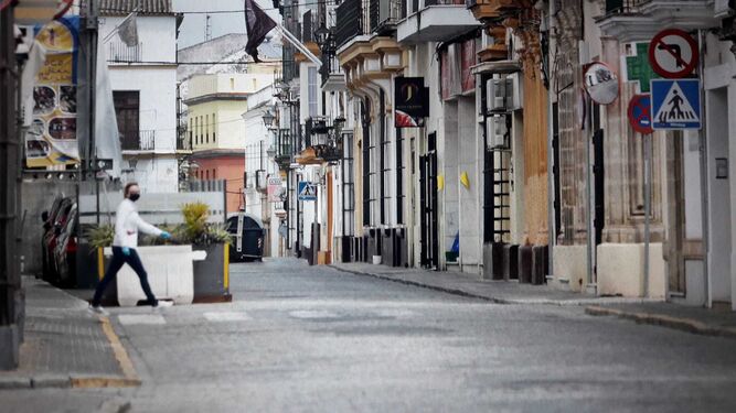 Una calle del centro de El Puerto, prácticamente vacía durante el confinamiento.