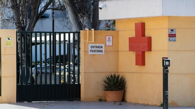 Acceso a la residencia de Cruz Roja en San Fernando.