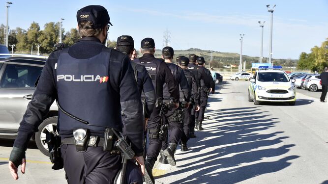 Un grupo de Policías Nacionales, en Algeciras.