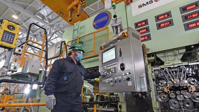 Un trabajador de la factoría de Acerinox Europa trabaja con todos los equipos de protección individual.