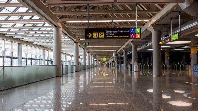 Interior del aeropuerto de Palma de Mallorca, completamente vacío ayer, cuando lo habitual en este puente de Semana Santa es registrar miles de viajeros.