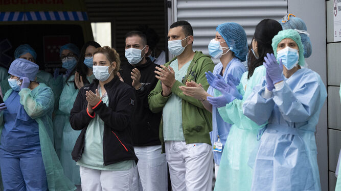 Sanitarios aplauden en las puertas del hospital de San Sebastián de los Reyes