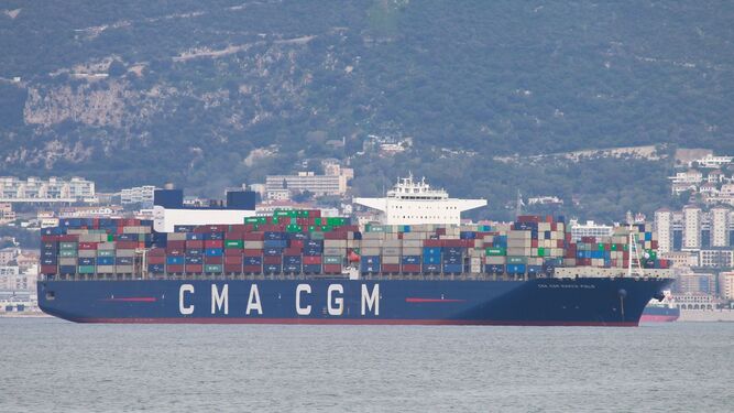 El portacontenedores 'Marco Polo', de la naviera CMA-CGM , fondeado en la Bahía de Algeciras
