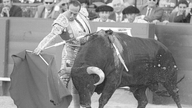 Curro Romero toreando en la plaza de toros de la Maestranza.