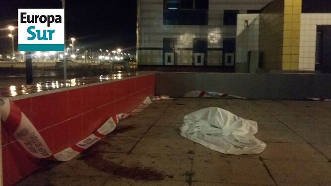 Un reguero de sangre y una sábana del SAS manchada, en el lugar del suceso.