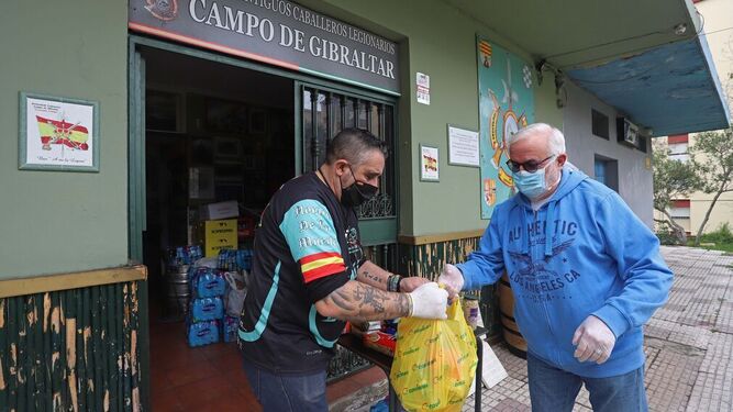 Paco Guerrero recibe las bolsas de un donante