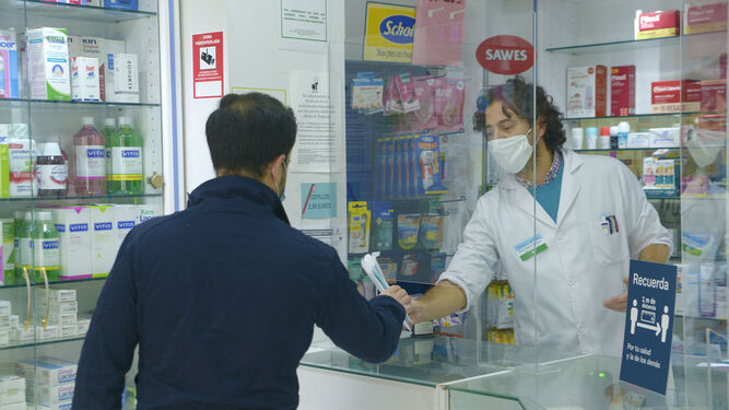 Fotos de farmacias del centro de Algeciras en alerta sanitaria