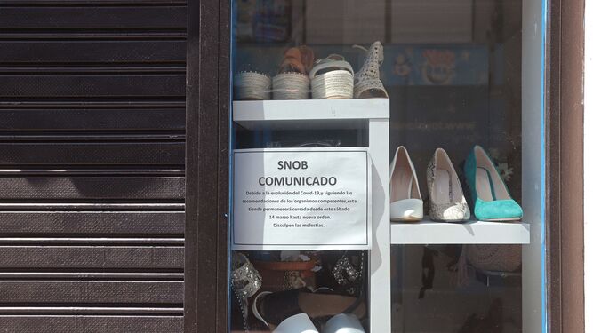 Una tienda de Algeciras, cerrada por el coronavirus.