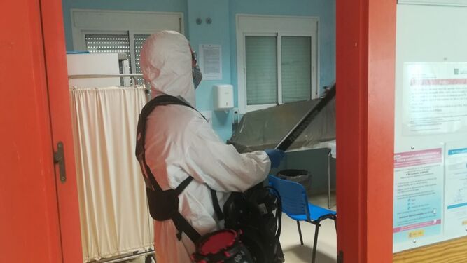 Un militar lleva a cabo trabajos de desinfección en un centro sanitario