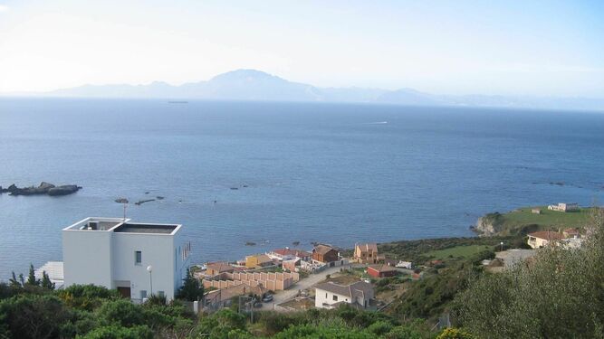 Vista general de Punta Carnero, con la costa de Marruecos al fondo.
