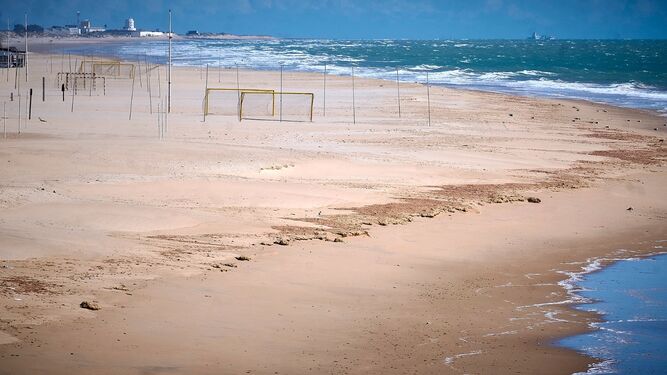 La playa de Cádiz, completamente vacía.