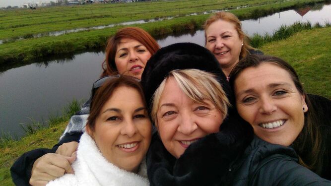 Mari Ángeles Espinosa, en primer término con un gorro, rodeada de amigas durante un reciente viaje a Ámsterdam