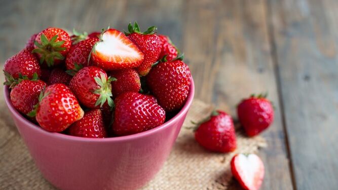 La fresa es rica en fibra y vitamina C.
