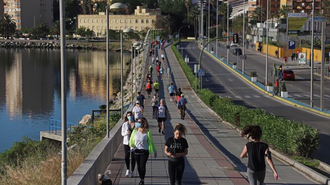 El Paseo de la Cornisa de Algeciras, lleno de gente haciendo deporte y paseando este sábado.
