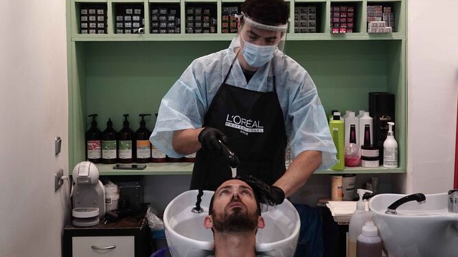 Una peluquería de Córdoba, este lunes.