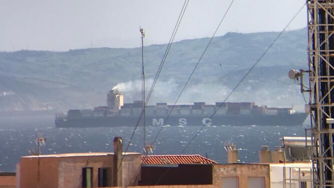 Uno de los buques que emitieron humos en el Estrecho este domingo