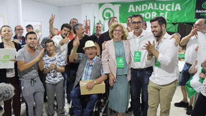 Miguel Molina, celebrando en la sede de AxSí de Barbate su clarísima victoria electoral en las municipales de mayo de 2019.
