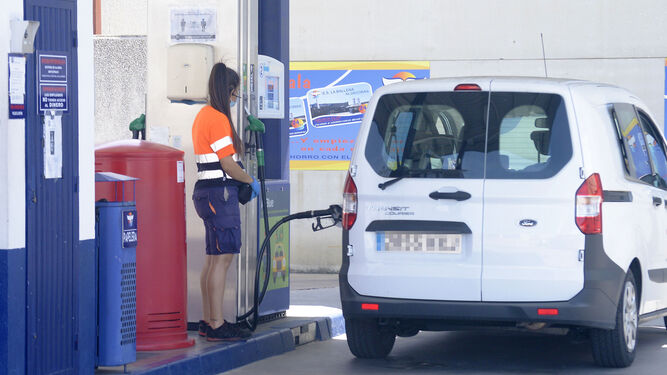 Una empleada suministra gasolina a una furgoneta, este martes en Algeciras.