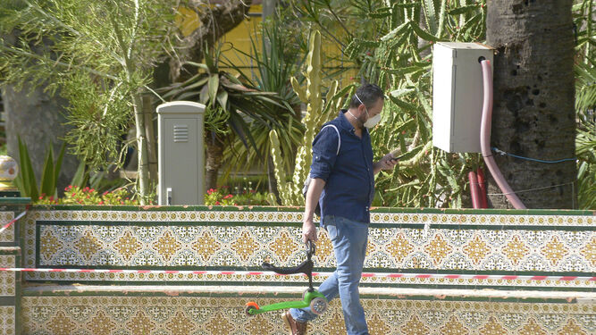 Fotos de personas paseando por los parques municipales en Algeciras