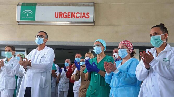 Varios sanitarios, en una concentración ante el hospital Punta de Europa.