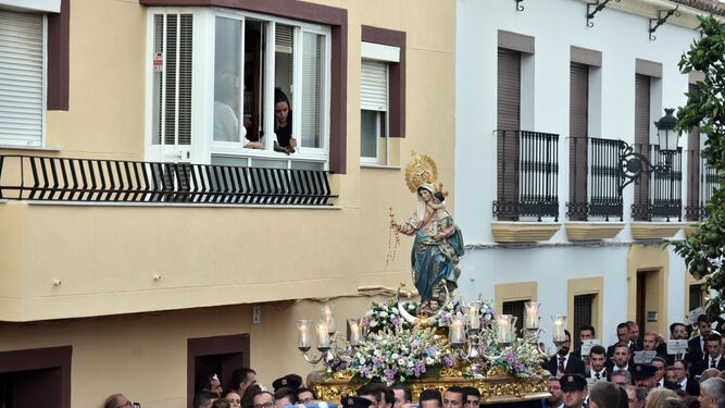 Nuestra Señora del Rosario, patrona de Los Barrios, en procesión.