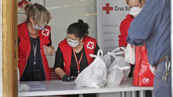 Cruz Roja es una de las entidades que colabora con el Ayuntamiento para el reparto de ayudas.