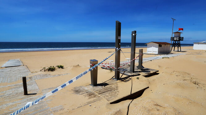 Zona acotada en la playa onubense de Punta Umbría