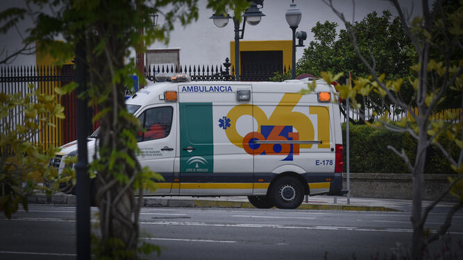 Una ambulancia del 061 en Sevilla.