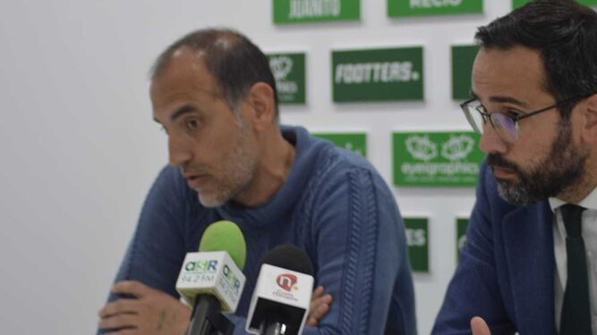 Romerito, en su presentación como entrenador del Sanluqueño junto al presidente del Atleti, Miguel Ángel González.