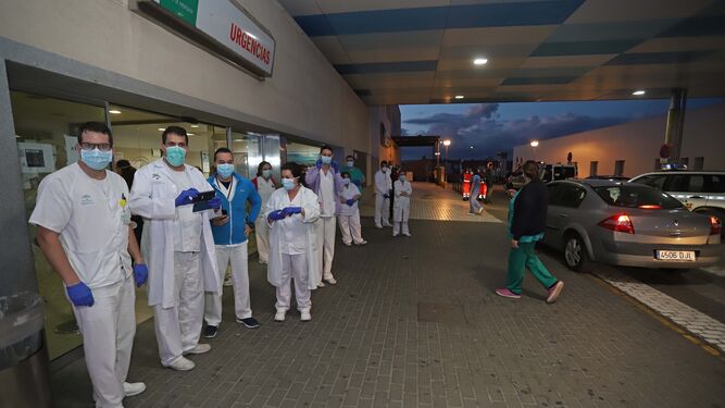 Profesionales sanitarios, en la puerta de Urgencias del hospital Punta de Europa.