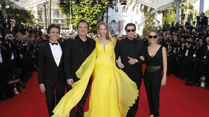 El productor Lawrence Bender, Quentin Tarantino, Uma Thurman, John Travolta y Kelly Preston a su llegada a Cannes en 2014.