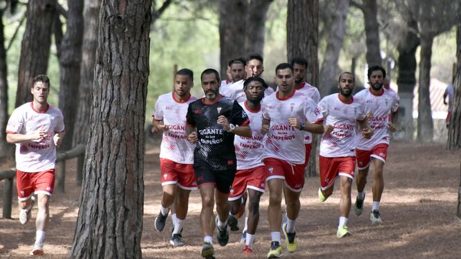 Morilla corre con los jugadores del Algeciras en el Pinar del Rey.
