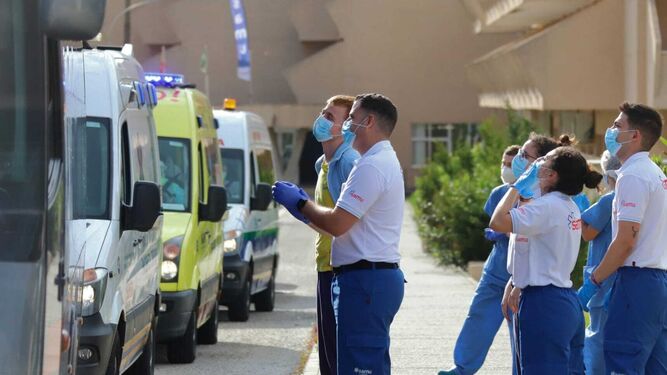 Personal sanitario se despide de los mayores de Alcalá del Valle, este lunes.